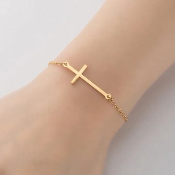 Bracelet réglable avec croix dorée