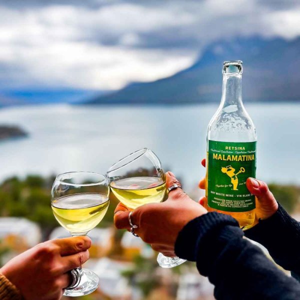 verre de retsina malamatina