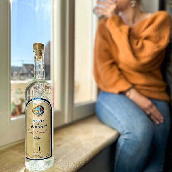 ouzo devant fenêtre