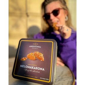 boite mélomakarone sur une table en terras